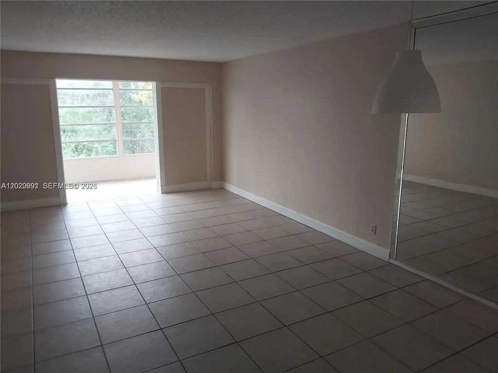 8370 Sands Point Boulevard #h306, Tamarac