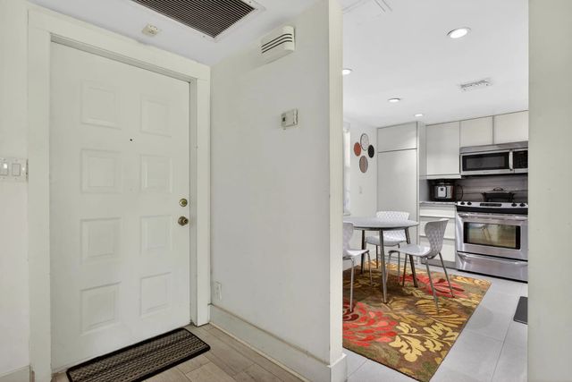 2 of 42 - 901 W Cypress Lane #103, Pompano Beach, FL