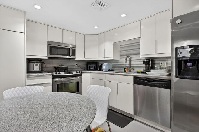 5 of 42 - 901 W Cypress Lane #103, Pompano Beach, FL