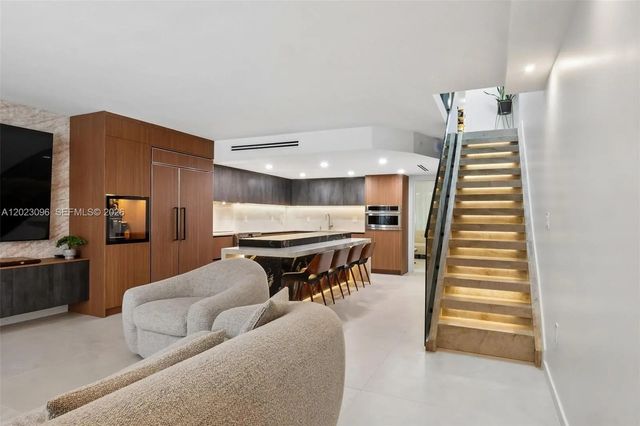 425 Grapetree Drive #211, Key Biscayne