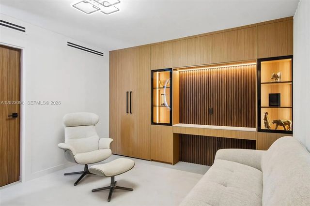 5 of 31 - 425 Grapetree Drive #211, Key Biscayne, FL
