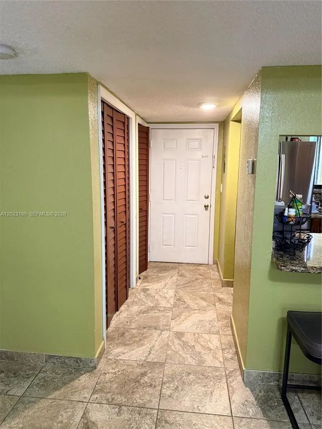191 Lakeview Drive #103, Weston