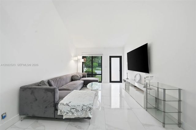 3 of 31 - 455 Ne 210th Terrace, Miami, FL