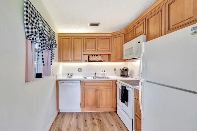 5 of 18 - 98 Spring Lake Drive, Vero Beach, FL