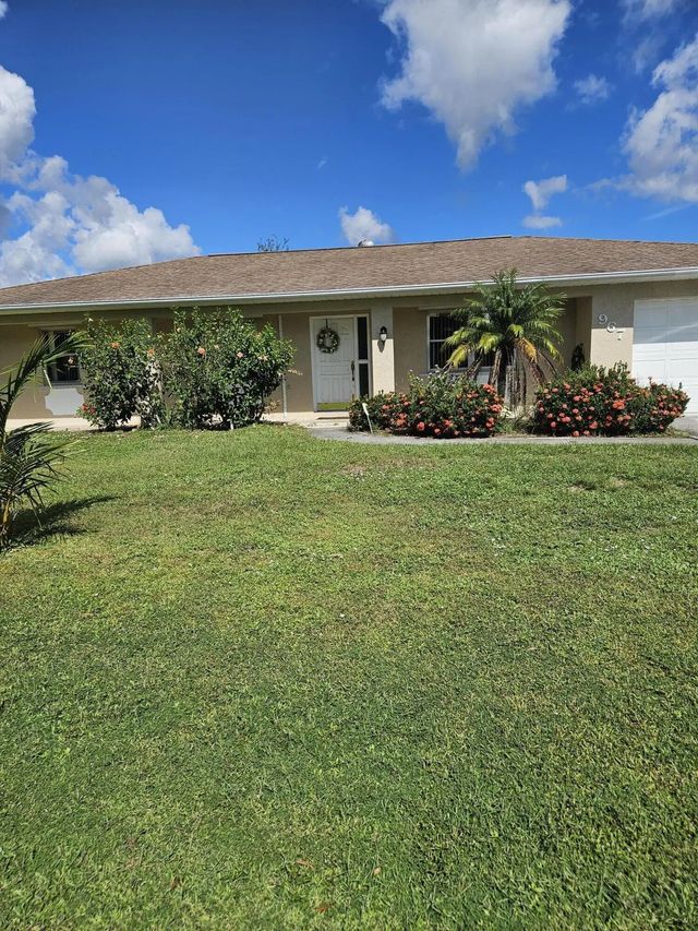 2 of 3 - 967 Se Breakwater Avenue, Port St. Lucie, FL