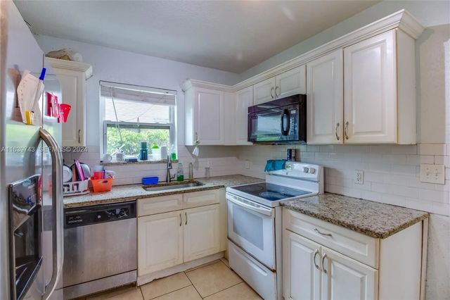 4 of 15 - 322 N C Street, Lake Worth Beach, FL
