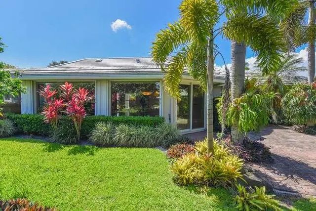 4 of 40 - 437 French Royale Circle, Atlantis, FL