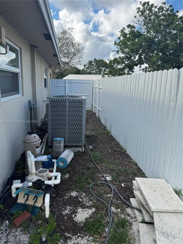 4 of 7 - 4560 Nw 6th Court, Plantation, FL