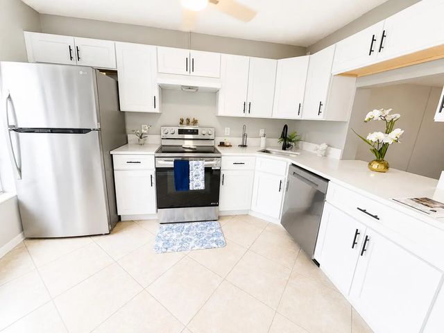 222 Foxtail Drive #e, Greenacres