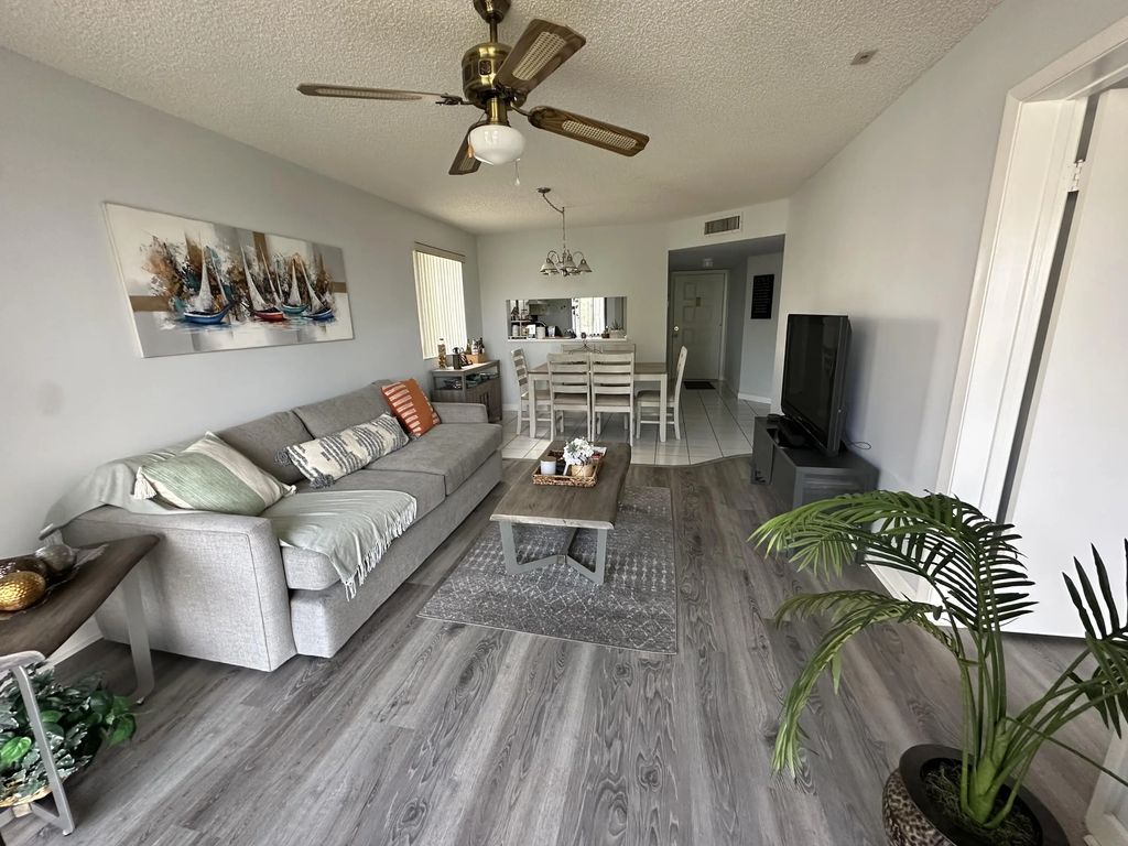 3138 Via Poinciana #317, Lake Worth