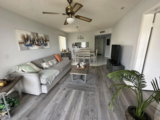 3138 Via Poinciana #317, Lake Worth