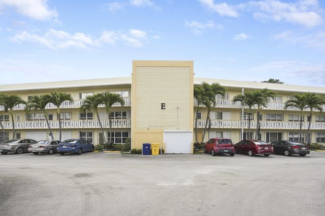 3 of 22 - 210 Wellington E, West Palm Beach, FL