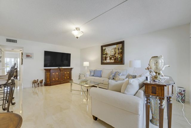 4 of 22 - 210 Wellington E, West Palm Beach, FL
