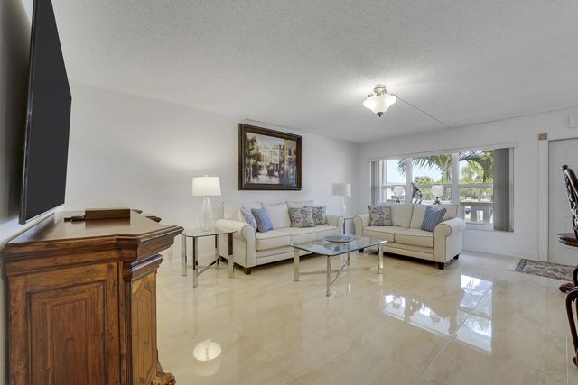 5 of 22 - 210 Wellington E, West Palm Beach, FL
