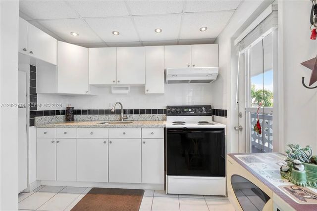 5 of 32 - 3133 S Ocean Drive #318, Hallandale Beach, FL