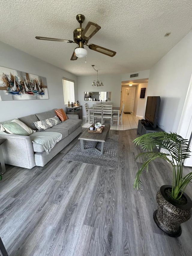 3138 Via Poinciana #317, Lake Worth