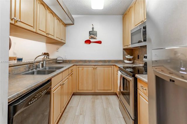 4 of 23 - 9135 Sw 20th Place #d, Davie, FL