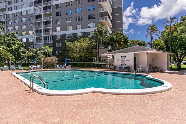 5 of 25 - 4001 Hillcrest Drive #609, Hollywood, FL