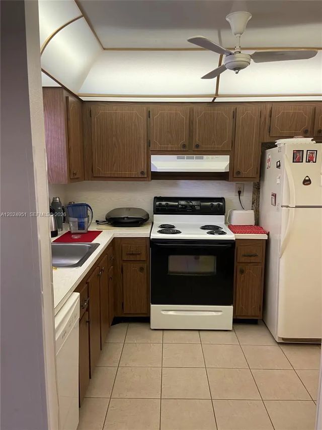 4 of 18 - 9581 Sunrise Lakes Boulevard #202, Sunrise, FL
