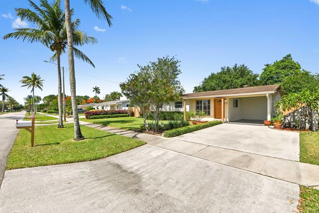 2 of 36 - 313 Poe Drive, Palm Springs, FL