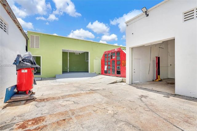 4 of 9 - 7525 Ne 3rd Place, Miami, FL