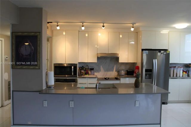 4200 Hillcrest Drive #820, Hollywood