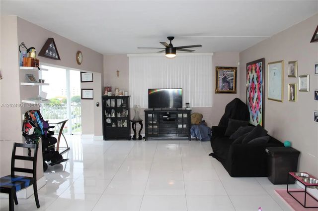 5 of 38 - 4200 Hillcrest Drive #820, Hollywood, FL