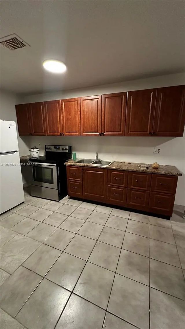 3 of 8 - 4198 W 10th Avenue, Hialeah, FL