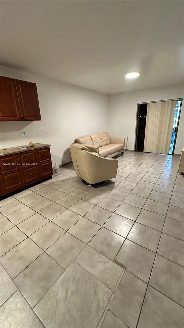 4 of 8 - 4198 W 10th Avenue, Hialeah, FL