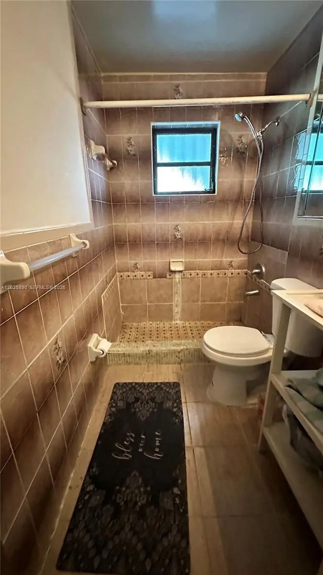5 of 8 - 4198 W 10th Avenue, Hialeah, FL