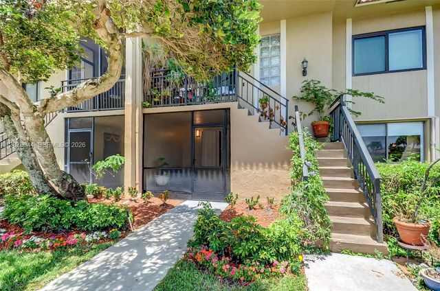 302 Lakeview Drive #105, Weston