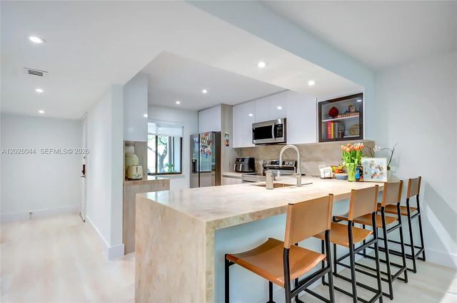 4 of 39 - 302 Lakeview Drive #105, Weston, FL