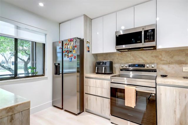 5 of 39 - 302 Lakeview Drive #105, Weston, FL
