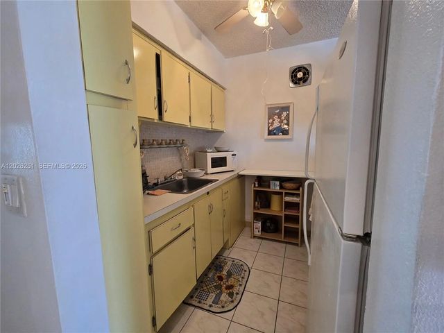 4 of 13 - 820 Sw 11 Street #4b, Hallandale Beach, FL