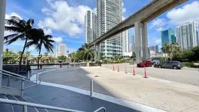 4 of 30 - 690 Sw 1st Court #1908, Miami, FL