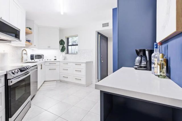 5800 Camino Del Sol #apt 106, Boca Raton