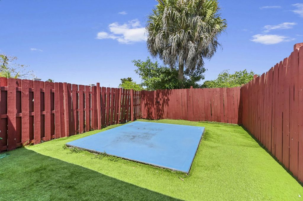 7904 Sw 8th Street, North Lauderdale