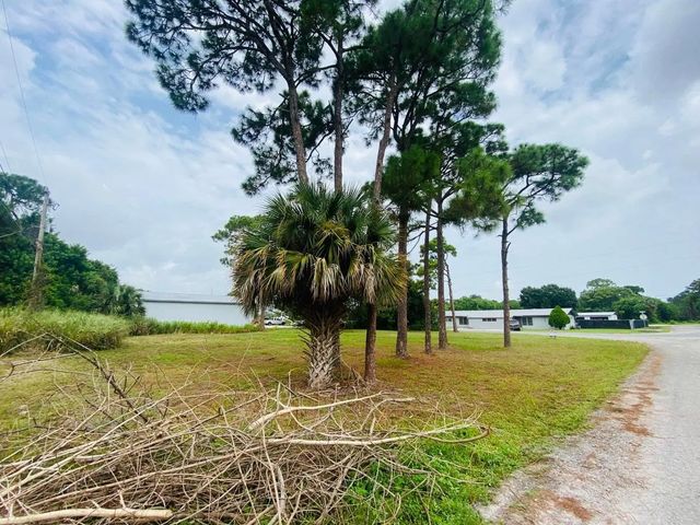 4 of 7 - 186 Melton Drive, Fort Pierce, FL