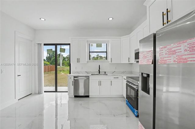 4 of 17 - 2803 1st Street W, , FL