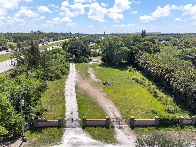 5680 Pinetree Road, Parkland