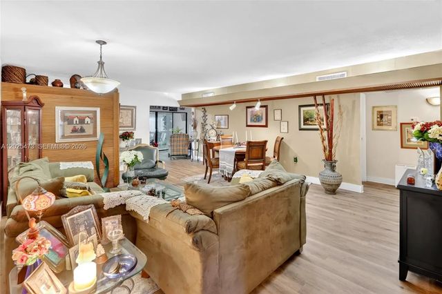 4 of 16 - 6705 Kingsmoor Way, Miami Lakes, FL