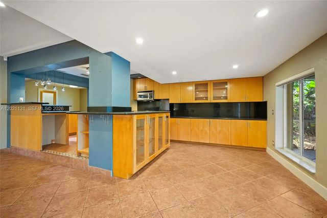 5 of 40 - 4512 Sw 37th Avenue, Dania Beach, FL