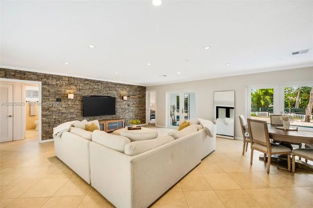 3 of 23 - 620 Se 11th Street, Pompano Beach, FL
