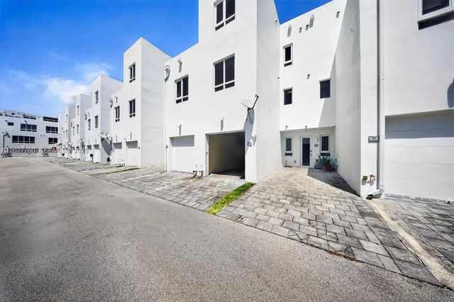 5 of 53 - 6310 Nw 103rd Place #202, Doral, FL