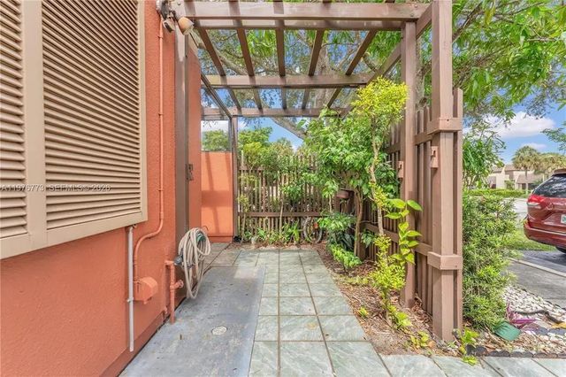 4 of 21 - 1490 Laguna Lane, Pembroke Pines, FL