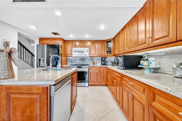 5 of 21 - 1490 Laguna Lane, Pembroke Pines, FL