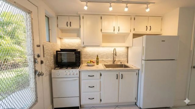 2 of 19 - 6490 Collins Avenue #14, Miami Beach, FL