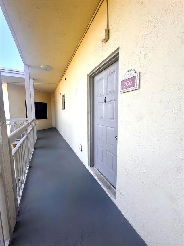 3 of 15 - 8290 Lake Drive #506, Doral, FL