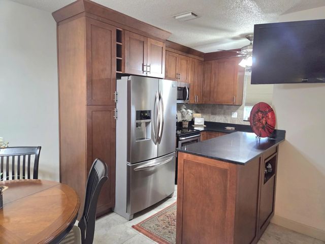 2100 Ne 38th Street Ne ##207, Lighthouse Point