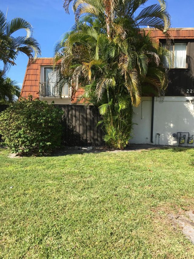 2233 White Pine Circle #d, Greenacres